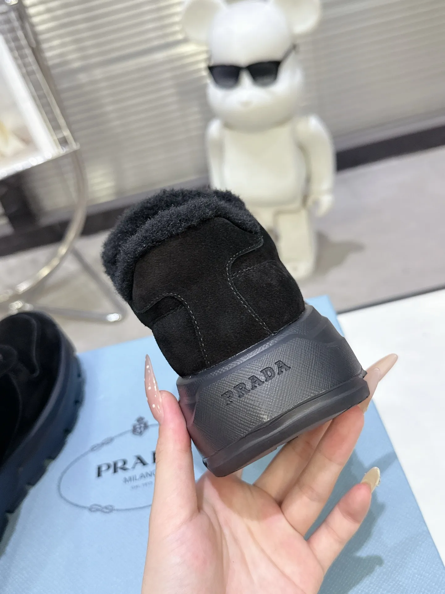 👟👟Ex-factory price 600👟👟 PRADA ²⁰²5 𝐬𝐬Prada’s new product comes with strength! ❣️Many Internet celebrities have the same style, fashionable and versatile nice items, original shoes are developed and purchased from Italian counters, and are reproduced 1:1 according to the original taste. This year’s theme is not to be defined, embodying texture through simplicity💛From thick-soled sneakers to zigzag short boots to 2025 flat shoes, everything reveals a sure-fire momentum... It combines gentleness and handsomeness, the finishing touch for women❤️ Wear-resistant and ultra-light two-color outsole. ⚛Size: Women's 35-40 ⚛Size: Men's 39-45 Original packaging accessories. ⚛